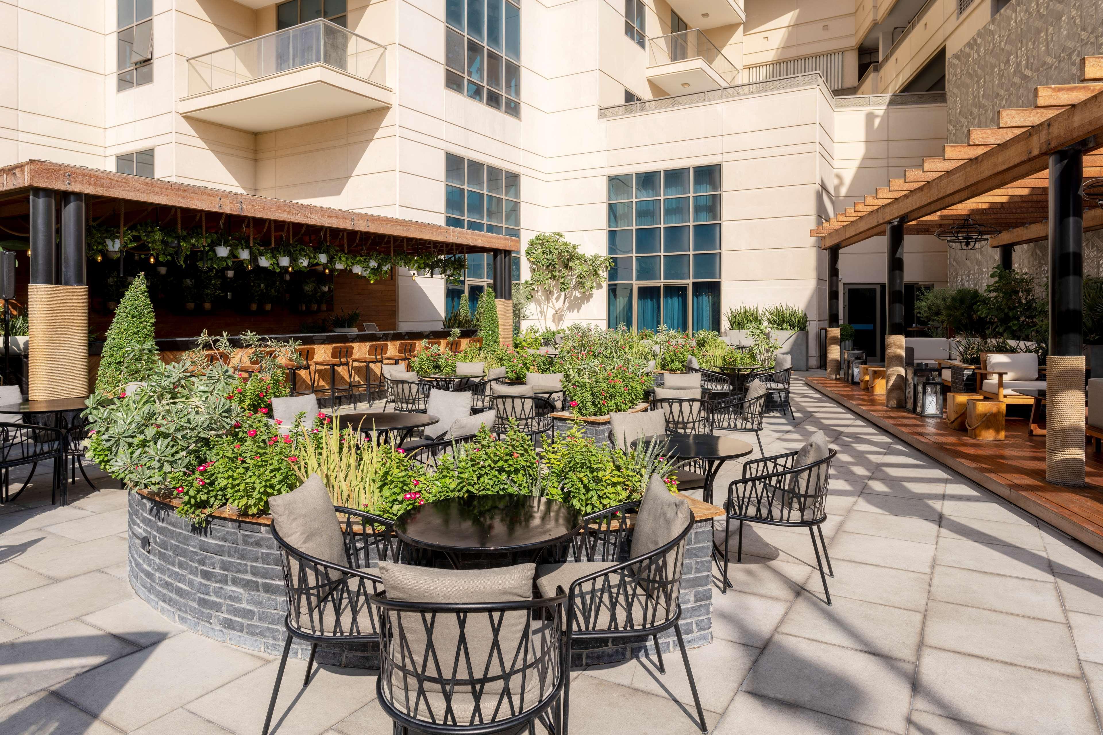 Hotel Hilton Doha The Pearl Zewnętrze zdjęcie The courtyard at the hotel