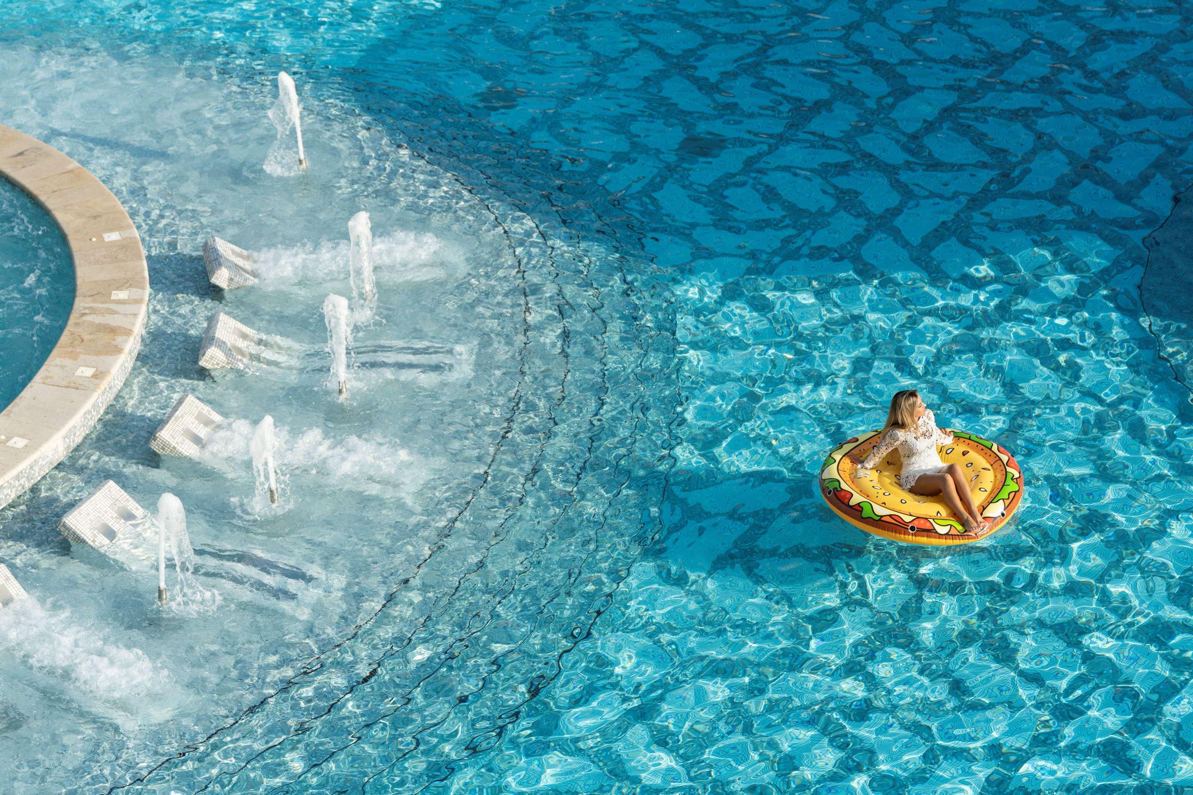 Hotel Hilton Doha The Pearl Zewnętrze zdjęcie A woman on a hamburger float